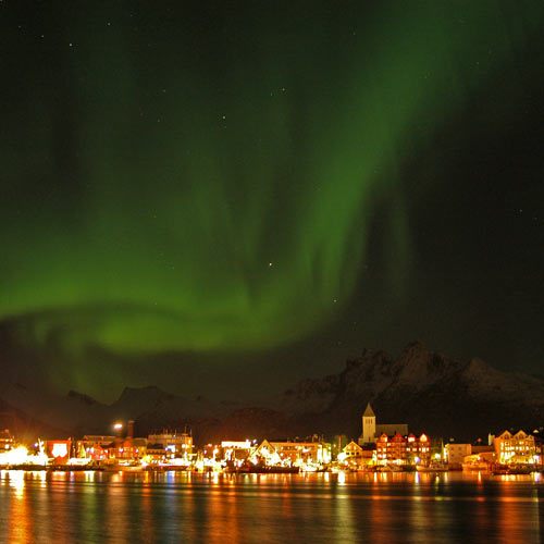 © Innovation Norway - Stockshots_no-Northern-lights-over-Svolvar-in-Lofoten-Nordland