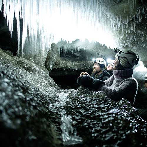 Personen in Eishöhle in Norwegen © Thomas Griesbeck Hurtigruten Svalbard