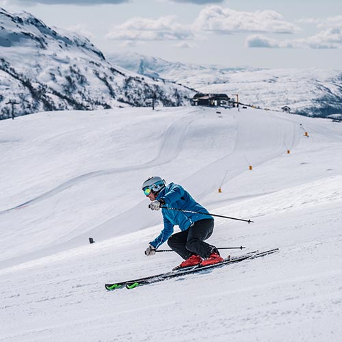 Skifahrer auf Piste in Winterlandschaft von Myrkdalen © Sverre Hjørnevik Norway's best