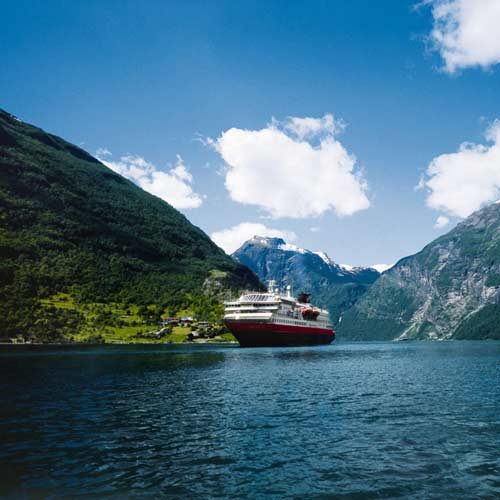 Hurtigruten-Manfred_Horender-MS_Polarlys_Geirangerfjord
