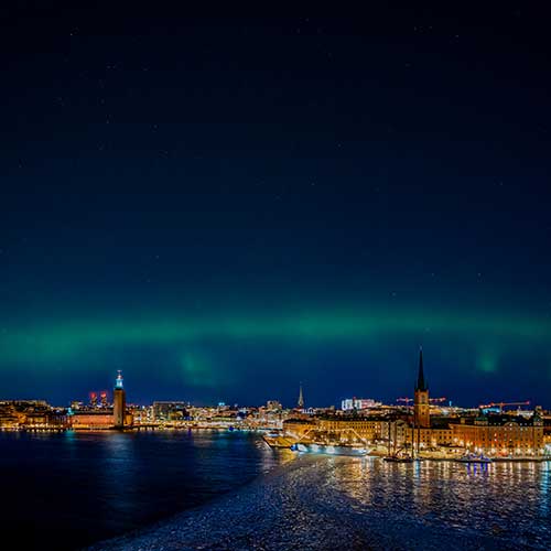 Nordlichter über dem beleuchteten Stockholm © Jann Lipka Imagebank Schweden