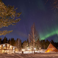 Brändön Lodge - Haupthaus unter Nordlichtern