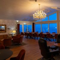 Hauptgebäude/Dinnertafel und Sitzgelegenheiten © Arctic Panorama Lodge